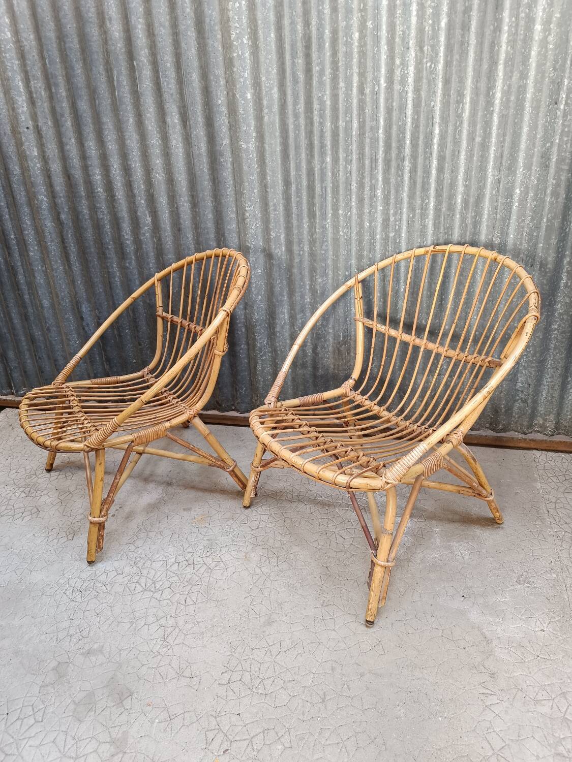 Paire de fauteuils coquille en osier rotin vintage