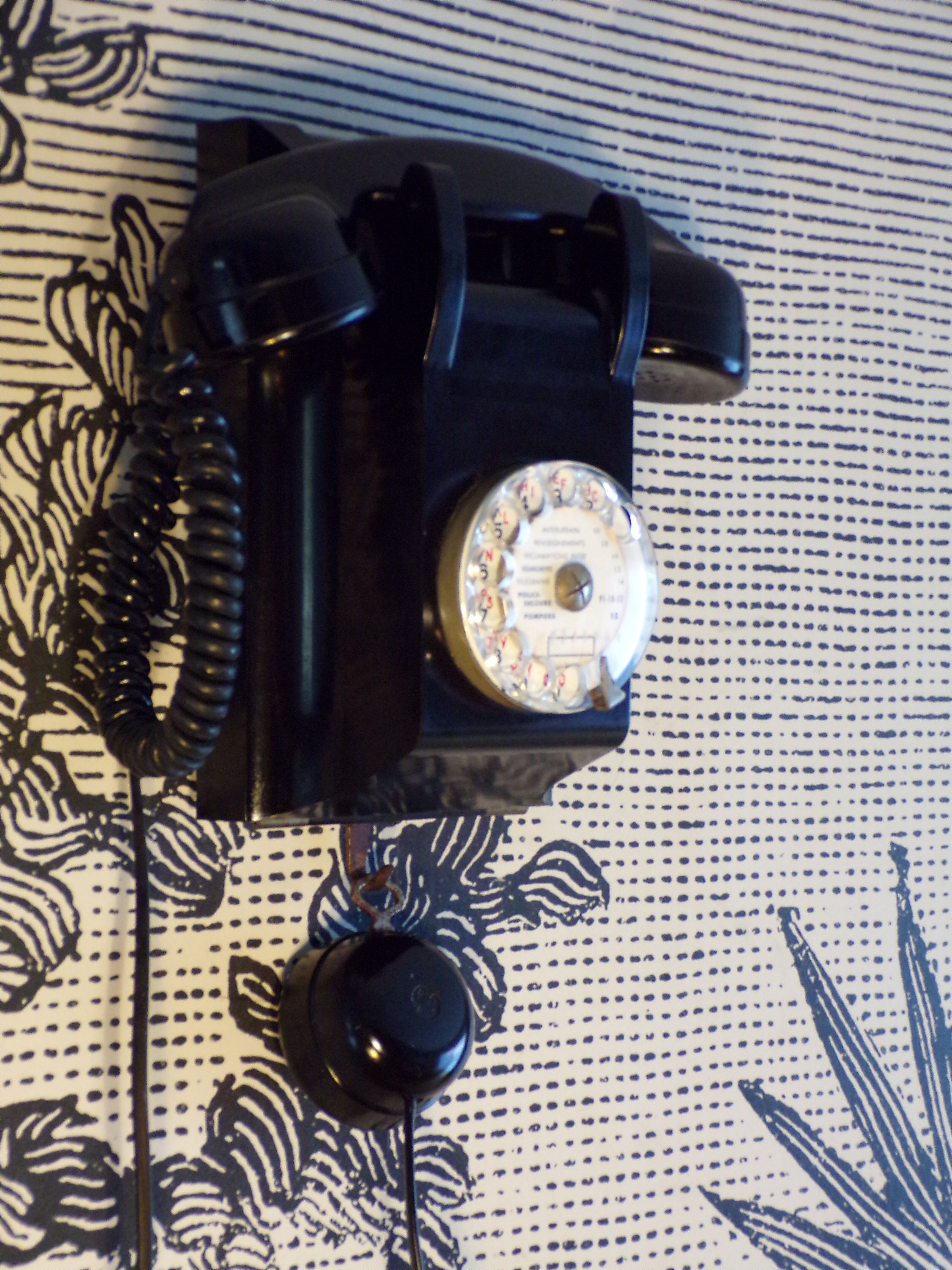 Téléphone à cadran mural en bakélite