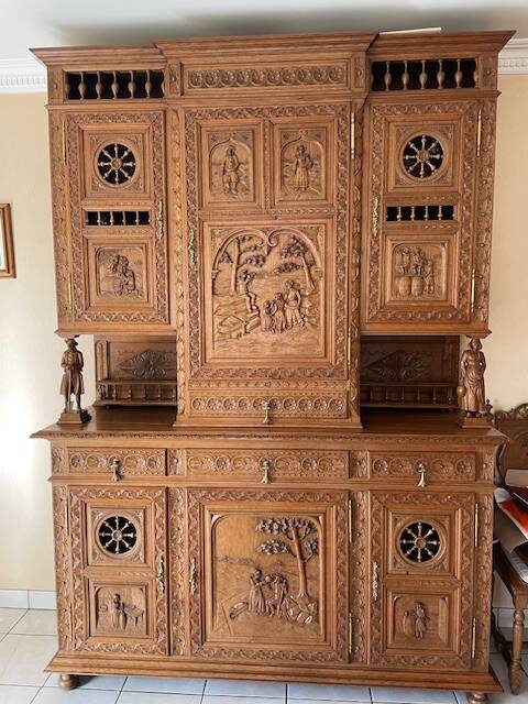 Superb Breton buffet finely carved