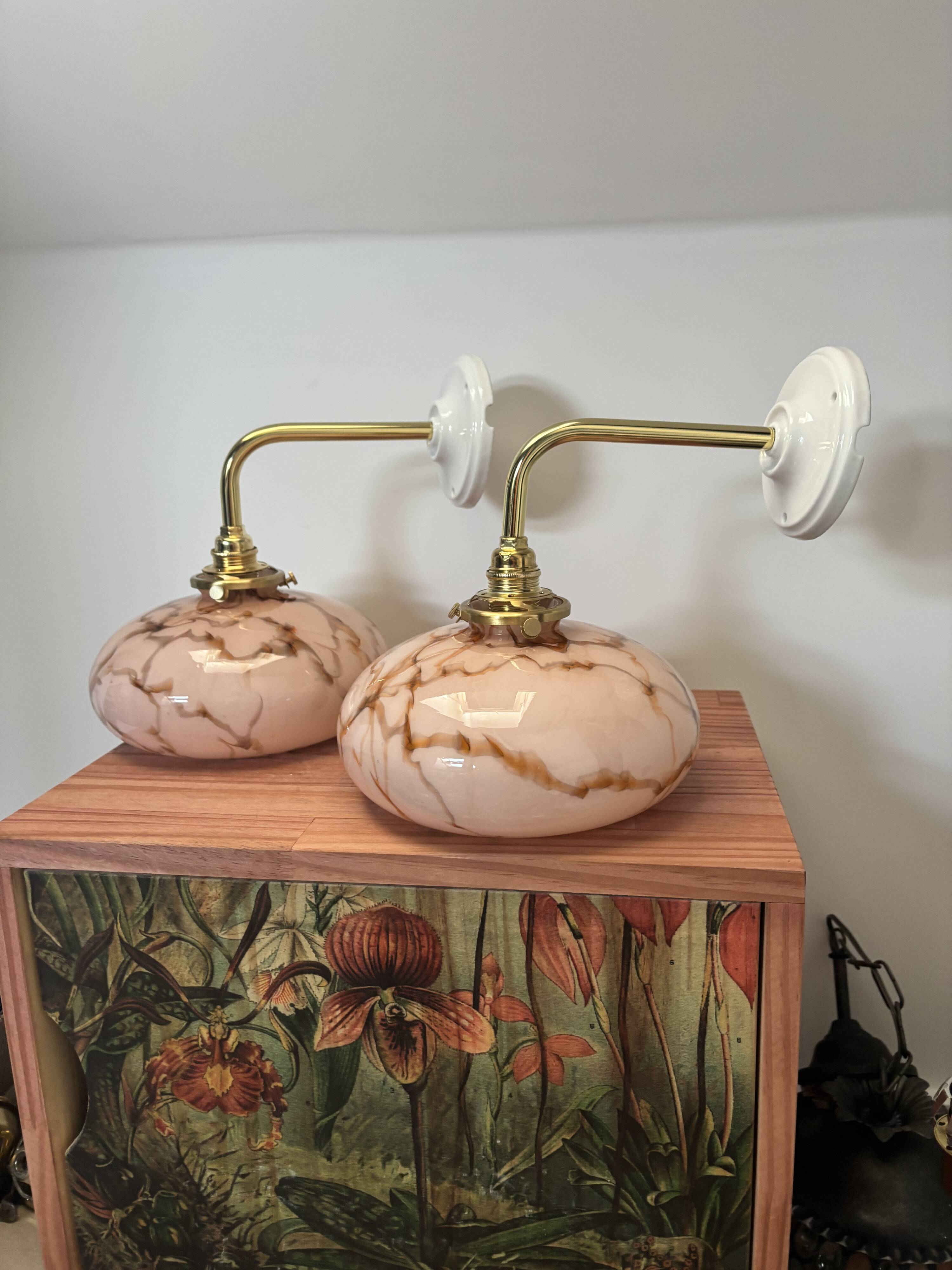 Paire d’appliques murales Art Déco en opaline marbrée