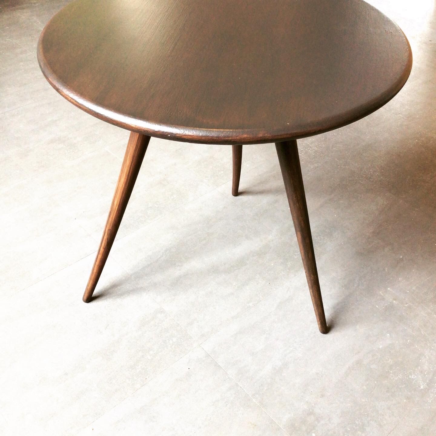 Coffee table round compass feet