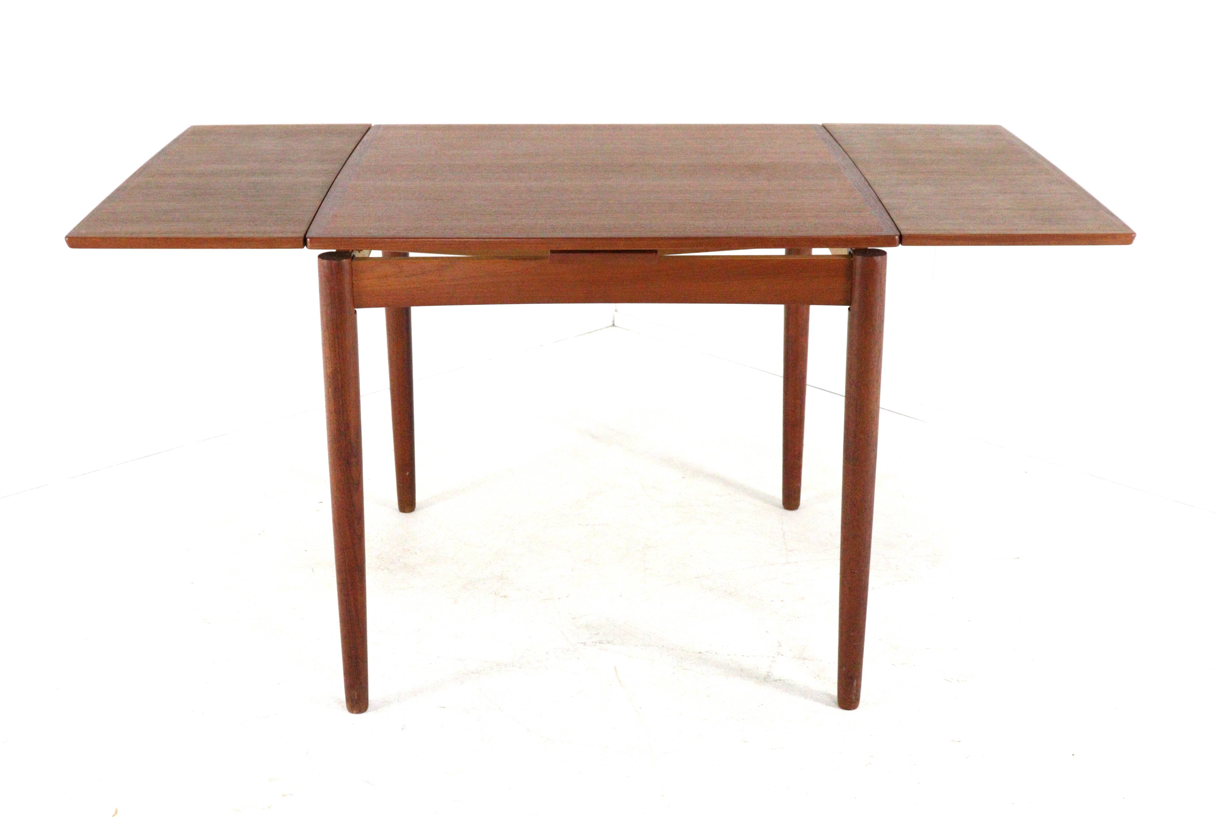 Compact Poul Hundevad for Hundevad & Co extendable dining table