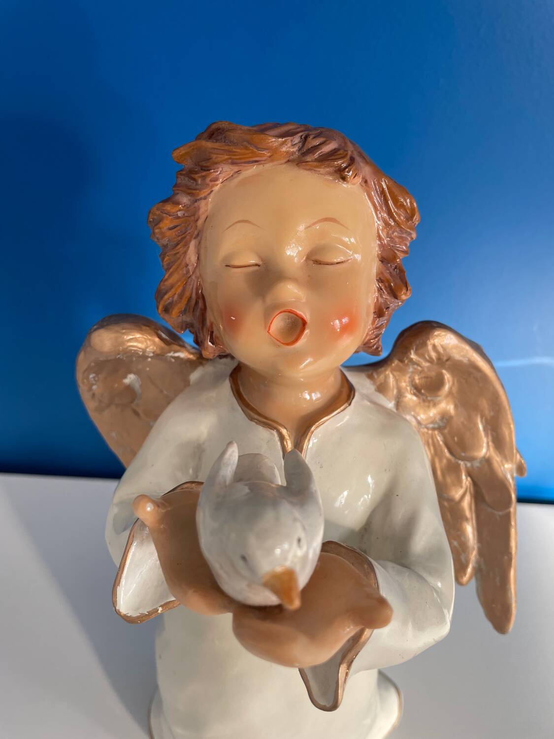 Ange decoratif avec oiseau