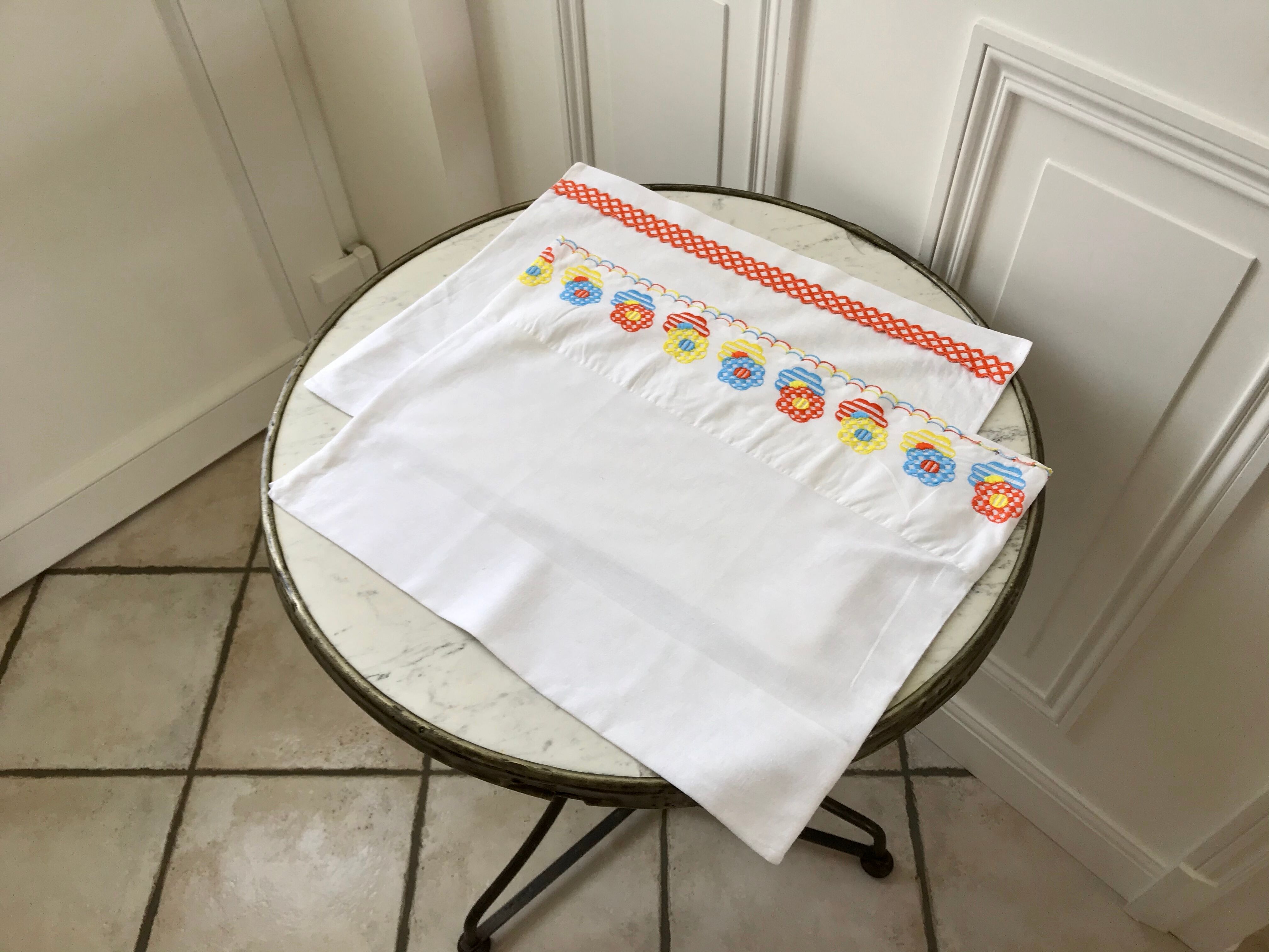 Duo of embroidered pillowcases baby / child vintage 70s