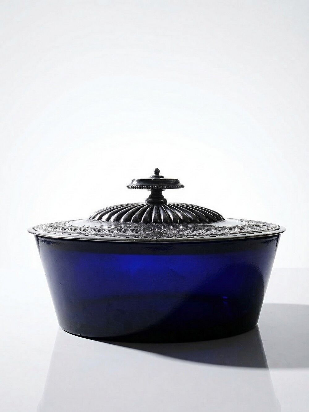Victorian bonbonnière by George T. & Co, cobalt glass and silver-plated metal, 19th century.