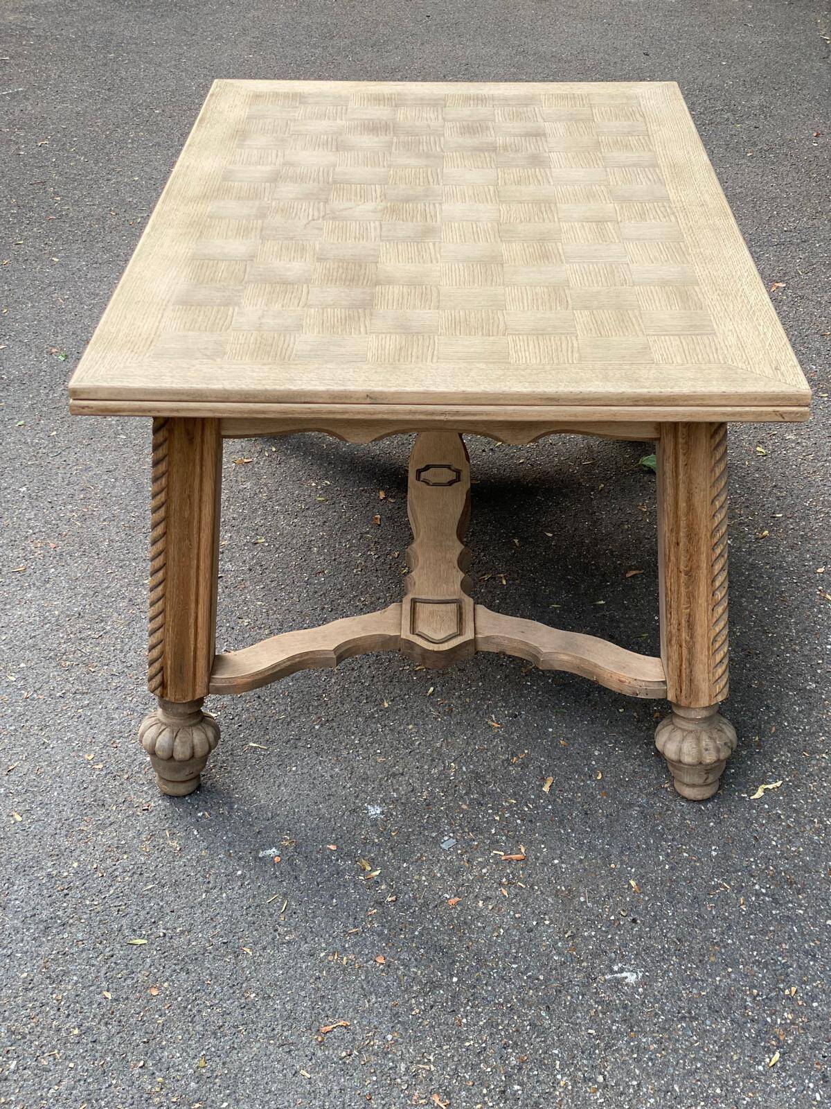Table à manger extensible Louis XIII décapée en chêne années 50