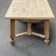 Table à manger extensible Louis XIII décapée en chêne années 50