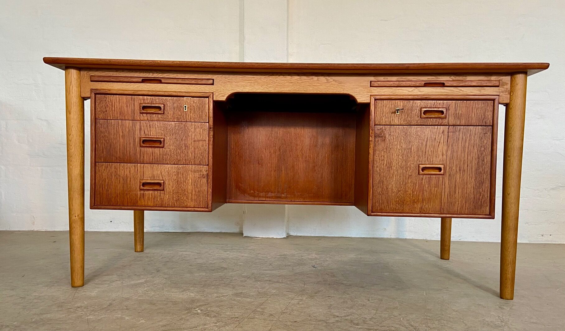 Vintage Danish desk in teak and oak by Børge Mogensen for Søborg Møbelfabrik, 1960s.
