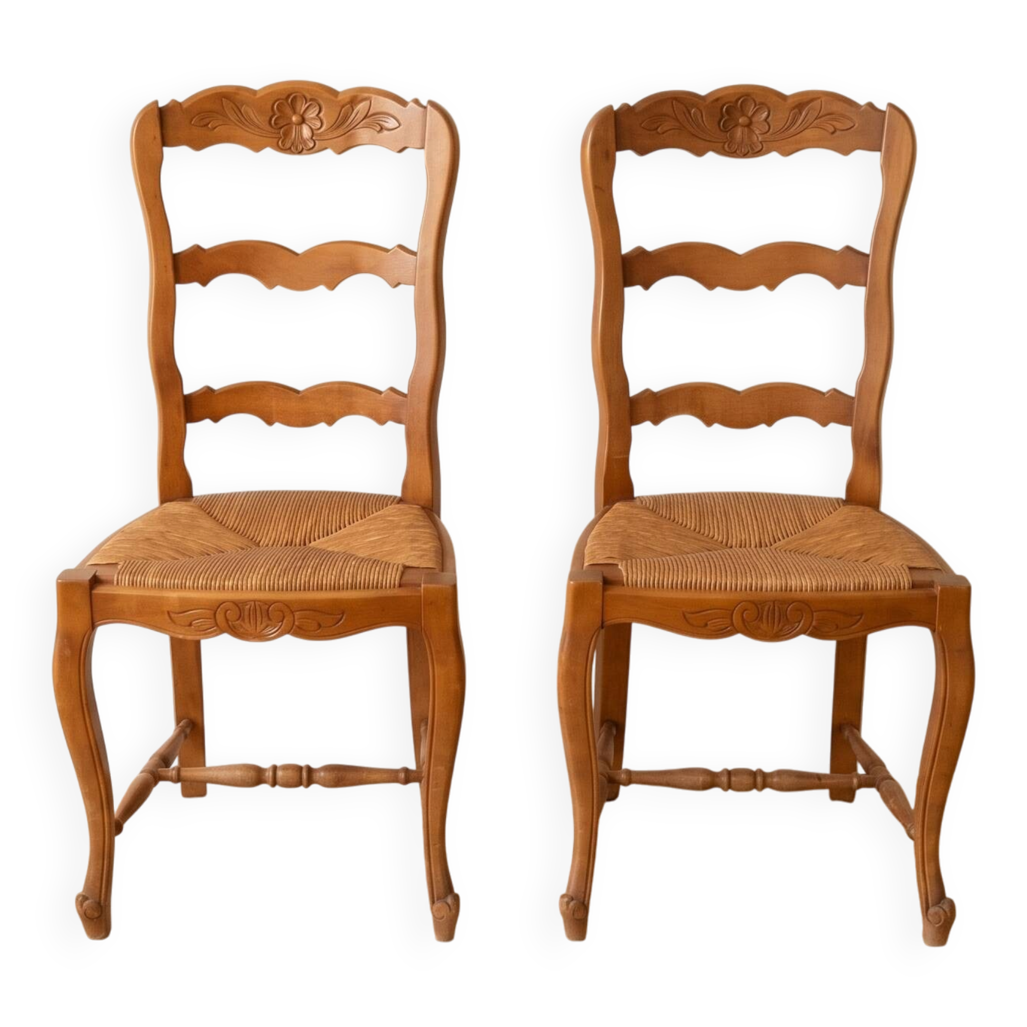 Set of 6 antique chairs in solid cherry wood and woven straw.