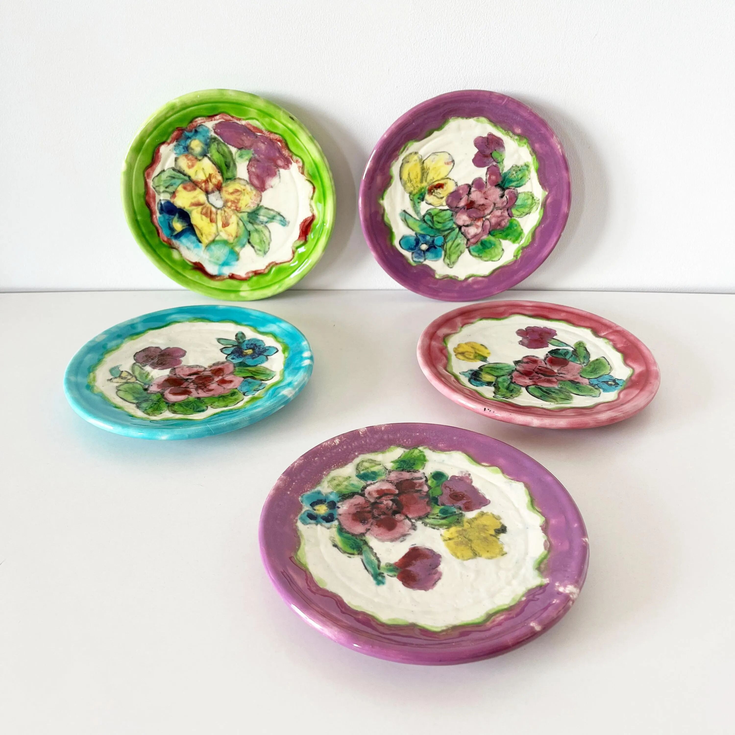 Lot de 5 assiettes en barbotine fleurs Vallauris 1950