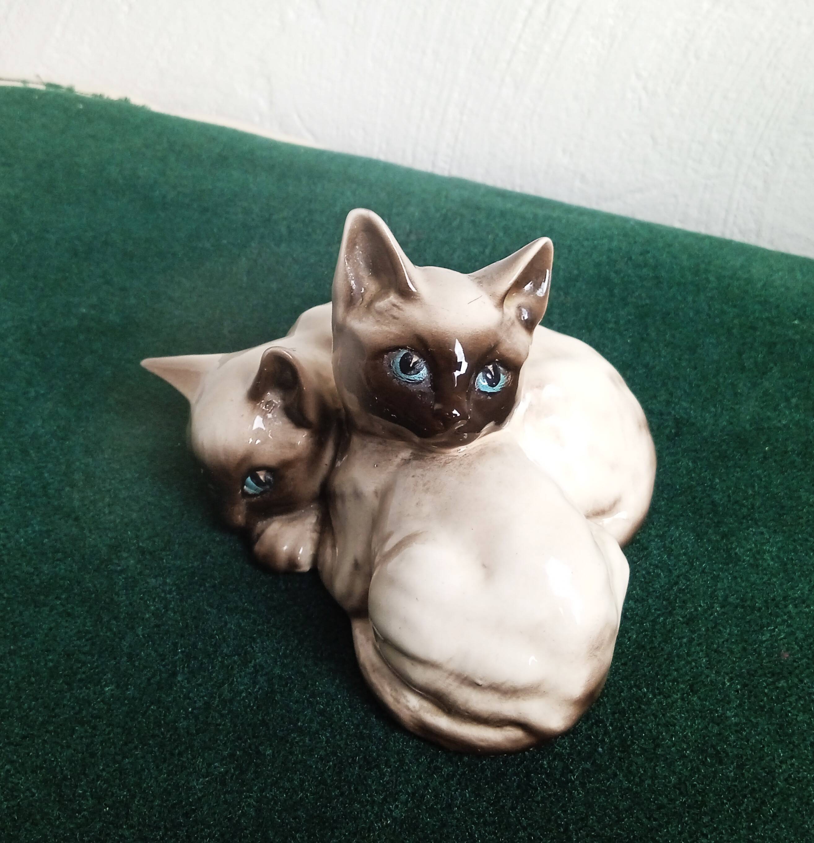 Pair of Siamese kittens in English porcelain from Beswick