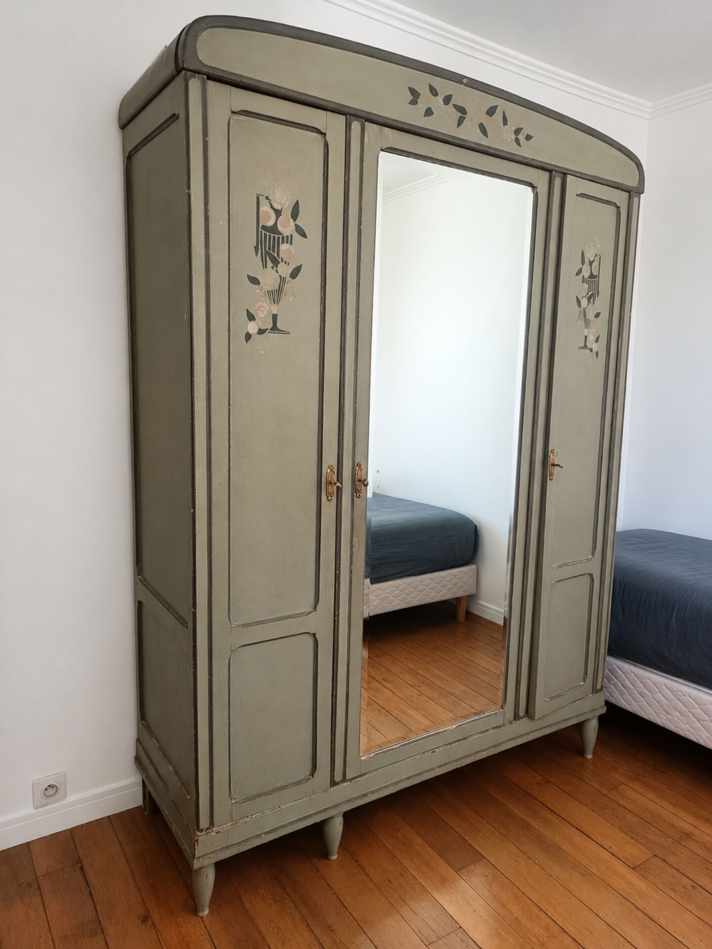 Armoire art deco