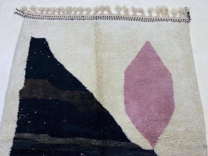 Handmade traditional Atlas Moroccan rug size 1.5/2.5 m