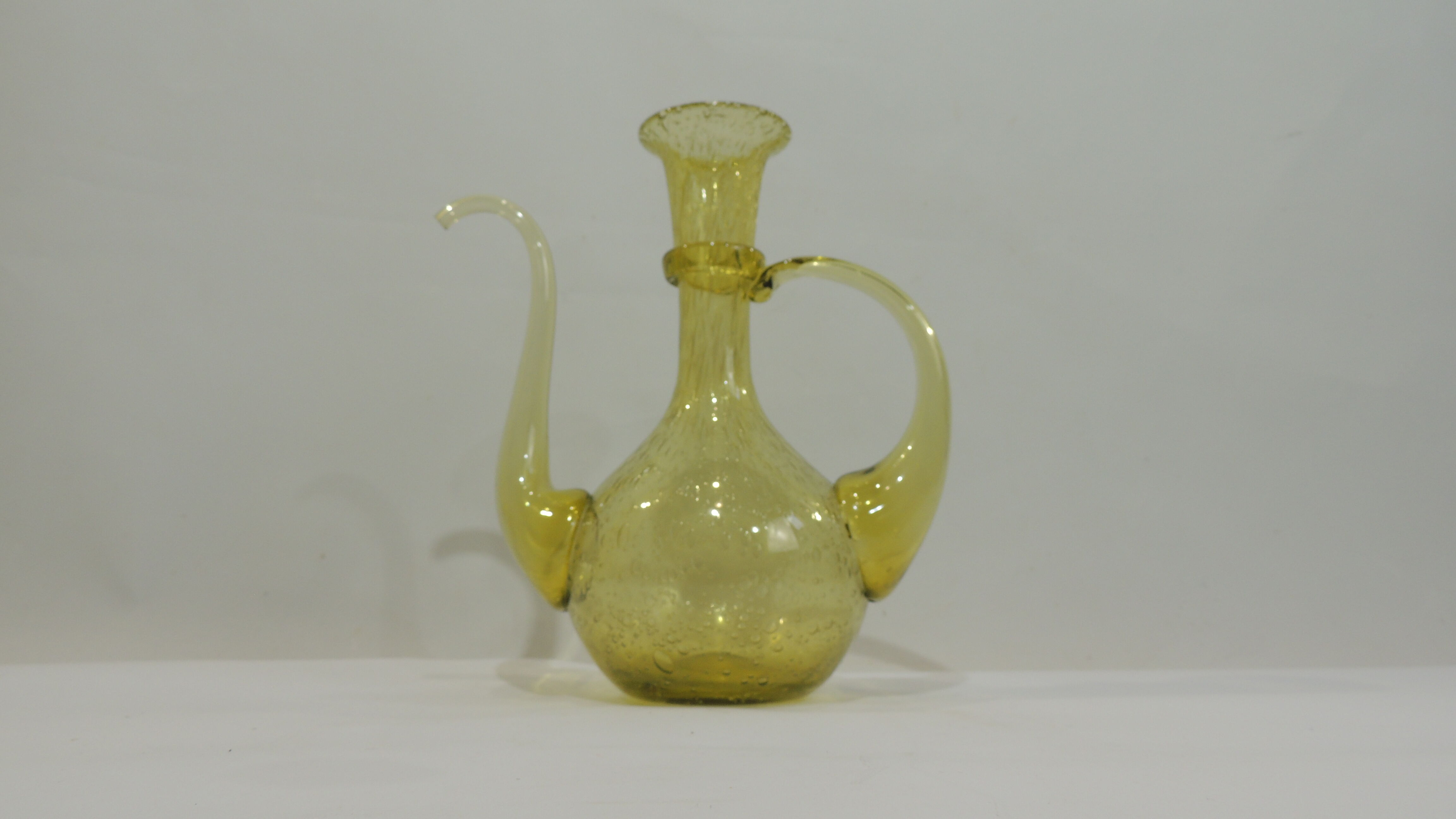 Grande verseuse vintage en verre soufflé Biot