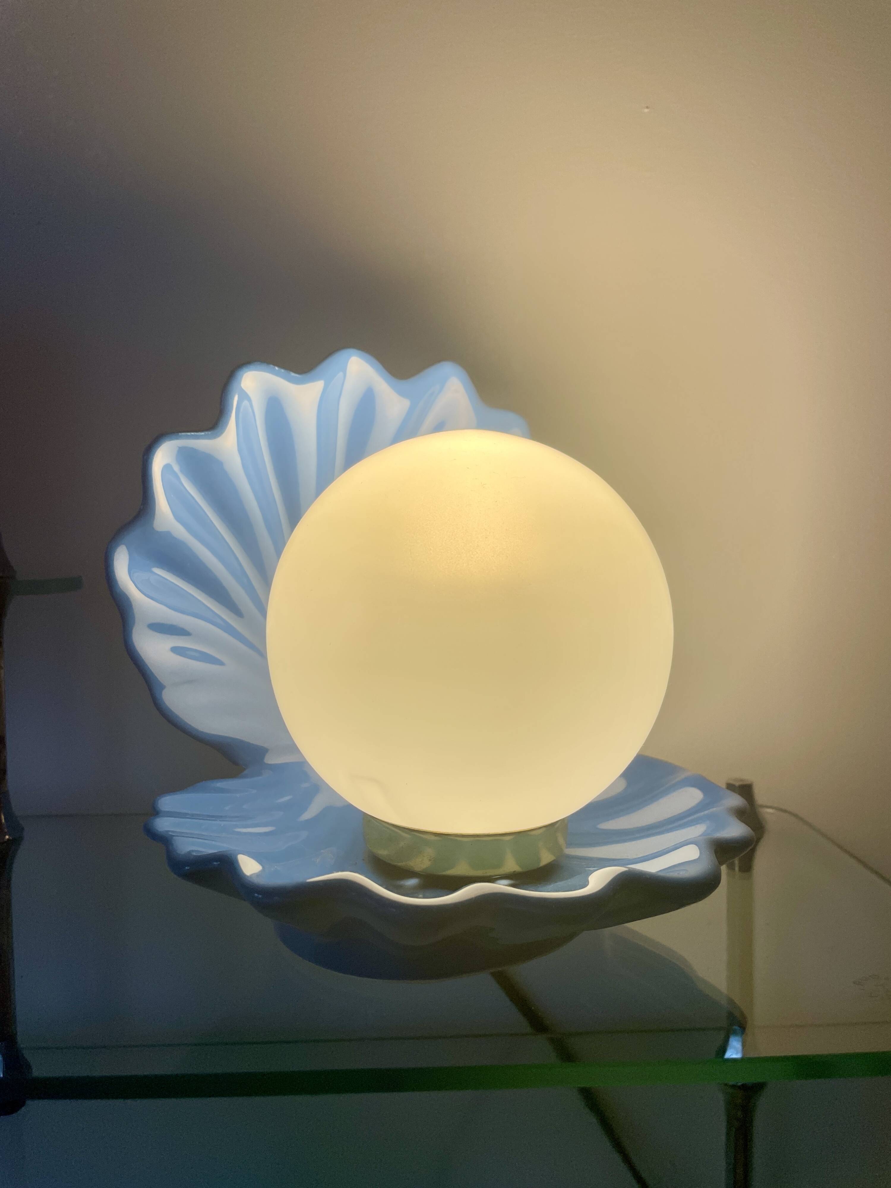 Lampe coquillage en céramique bleue