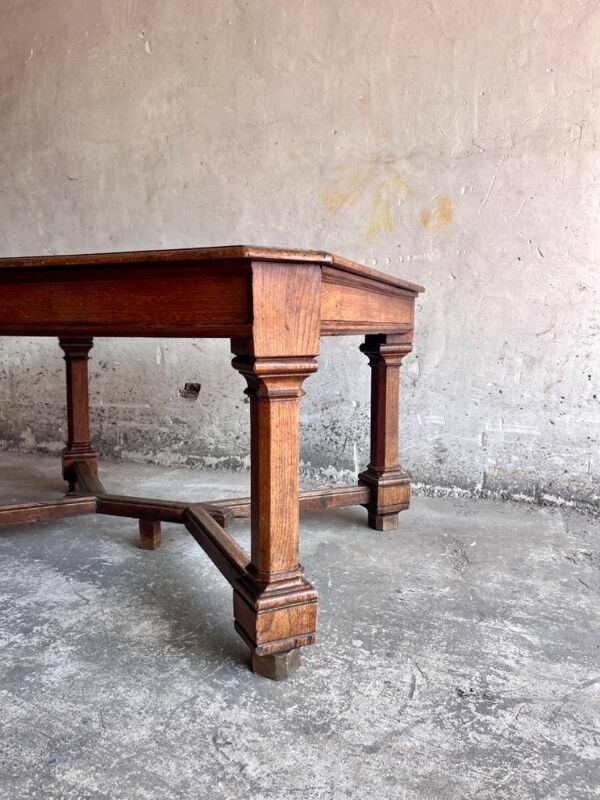 Table à manger carrée en bois massif brun foncé de style néo-Renaissance avec base en croix.