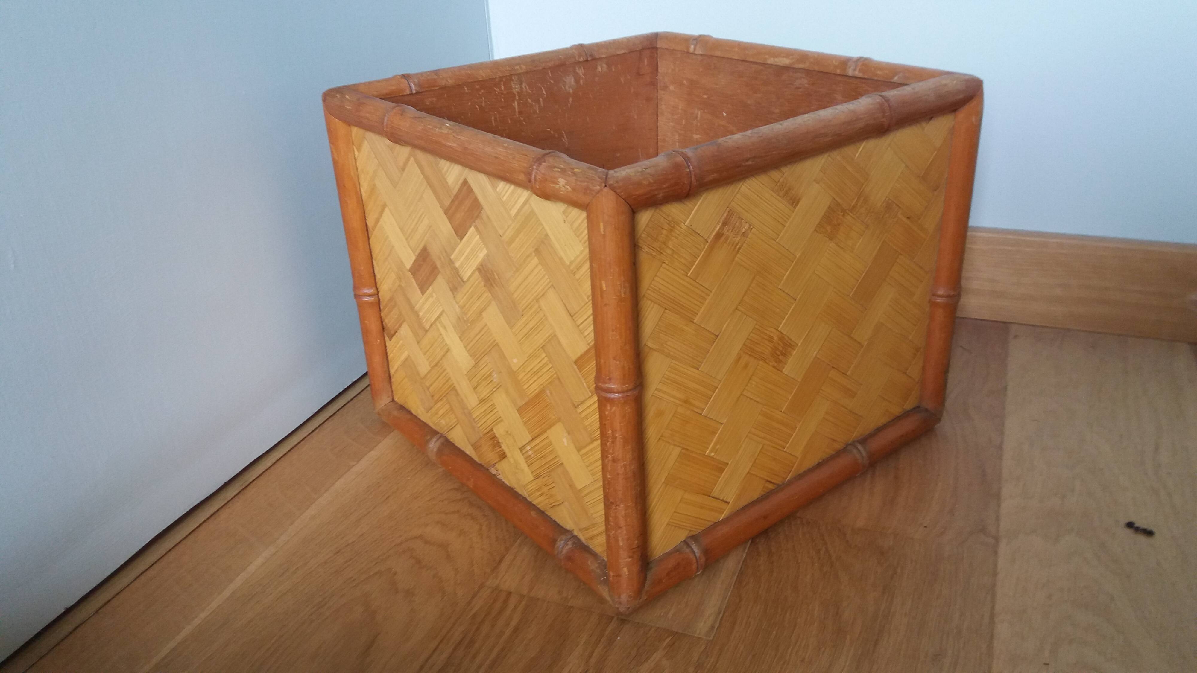 Cache pot, storage box in wood and rattan.