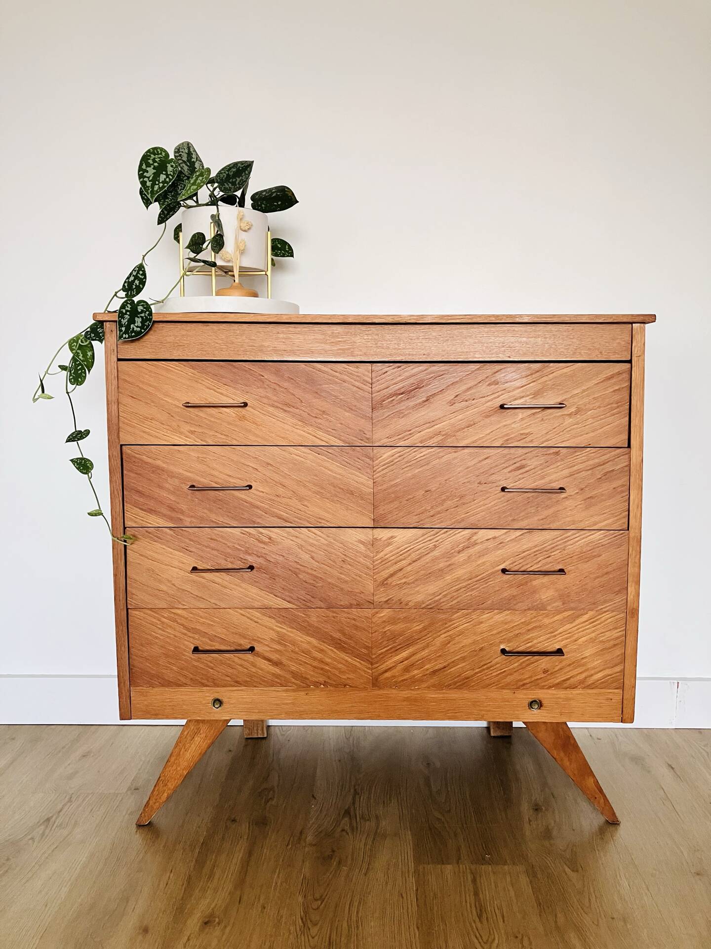 Commode en marqueterie de bois et pieds compas