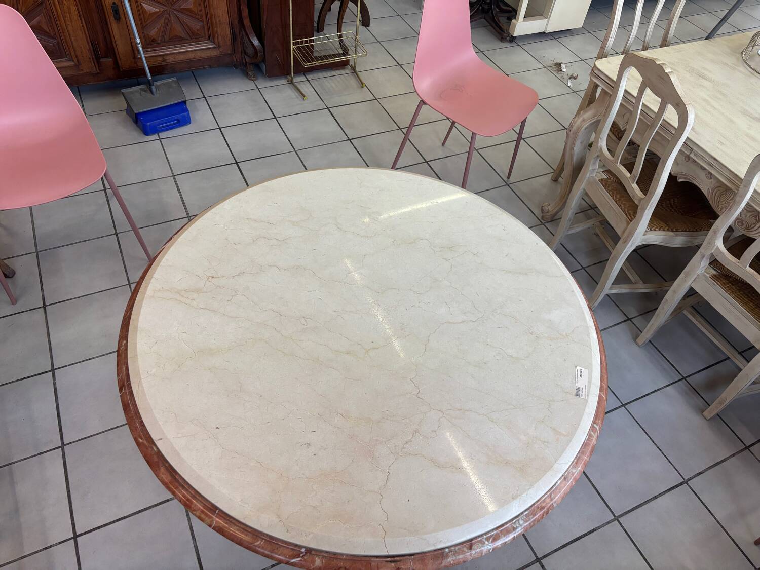 Round table in white marble
