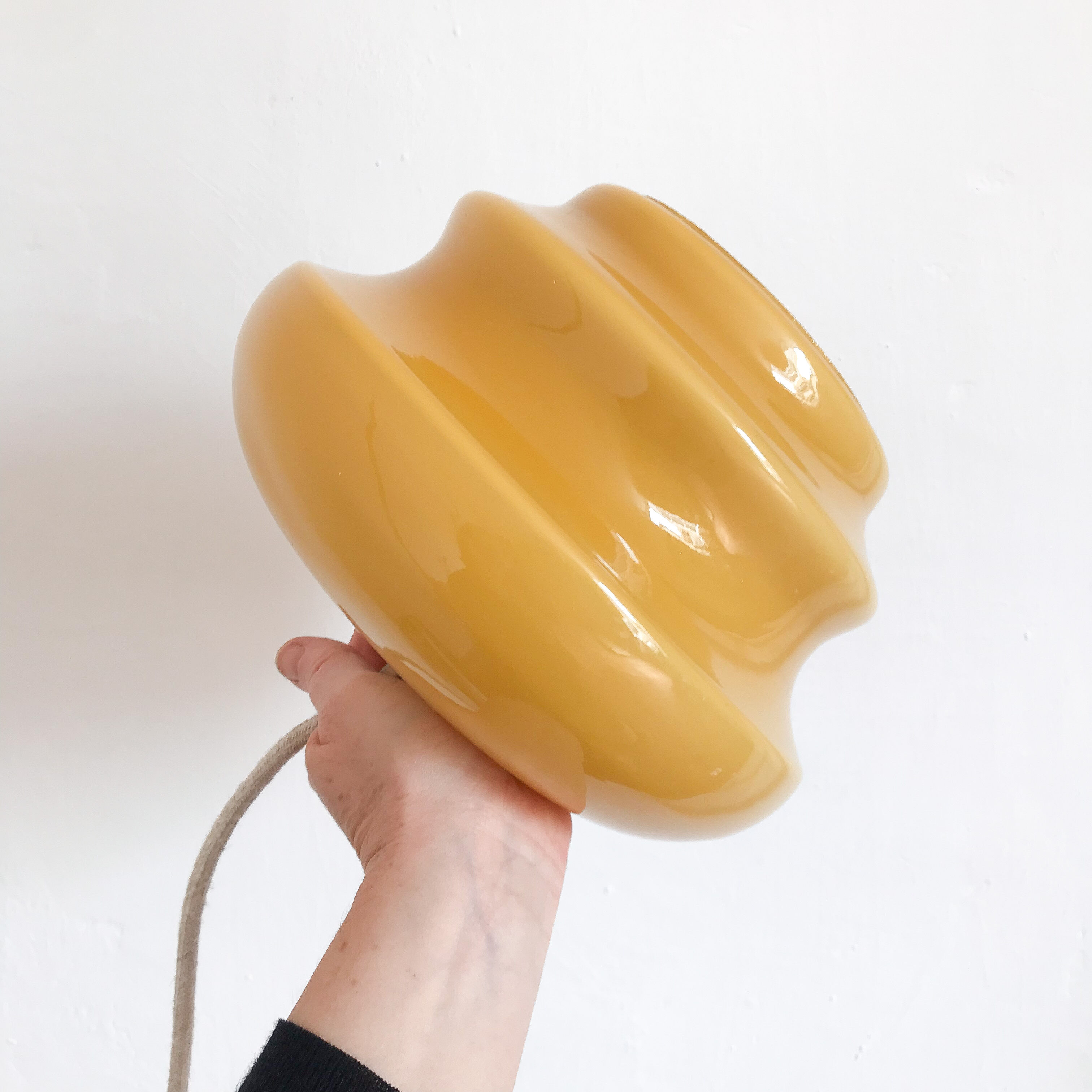 Suspension vintage opaline jaune moutarde