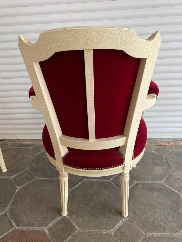 Paire de fauteuils cabriolets style Louis XVI en velours rouge et bois