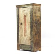 Armoire de mariée peinte en art populaire de ferme rustique et vieillie