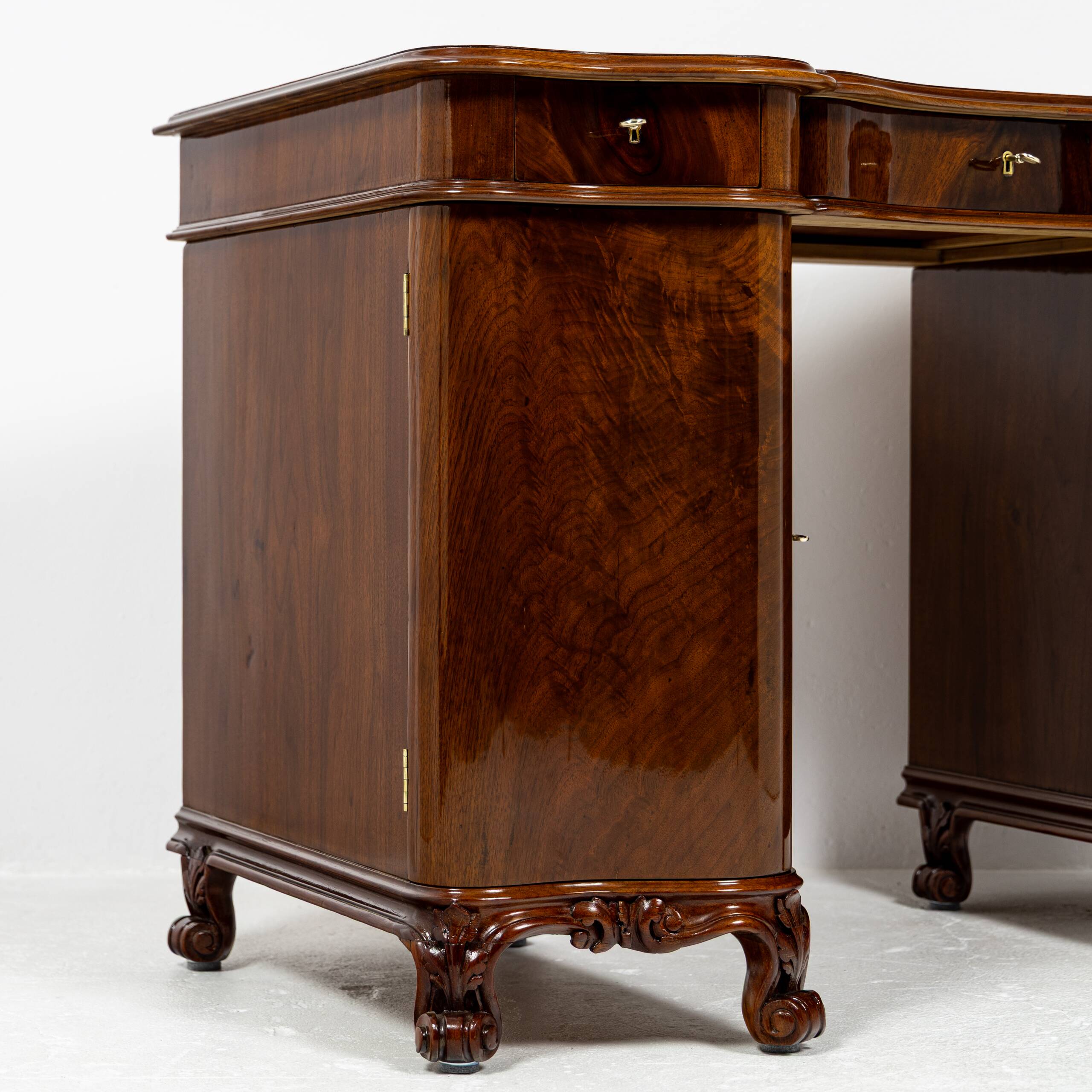 Small lady's desk Louis-Philippe in walnut 1840-1860