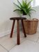 Demi-tabouret tripode de trait, porte plante, table d’appoint