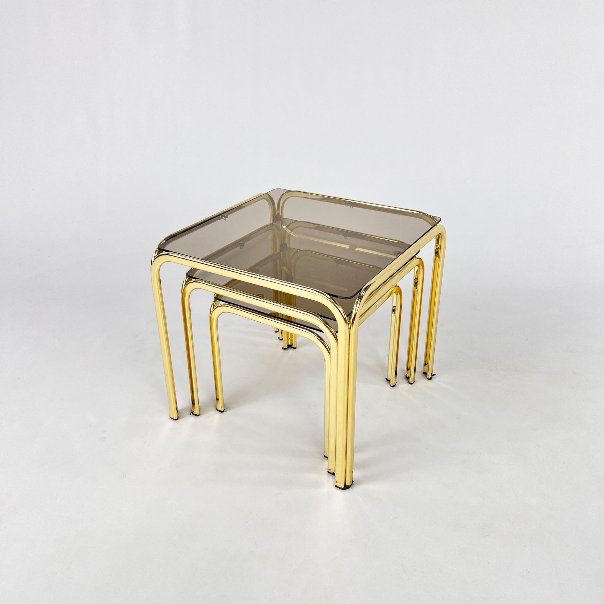 Tables gigognes en laiton et verre fumé, années 1970