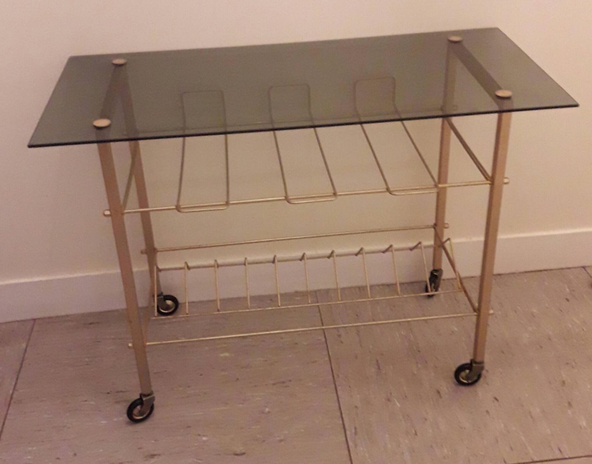 Table d'appoint pour tourne disque verre fumé et métal doré 70's