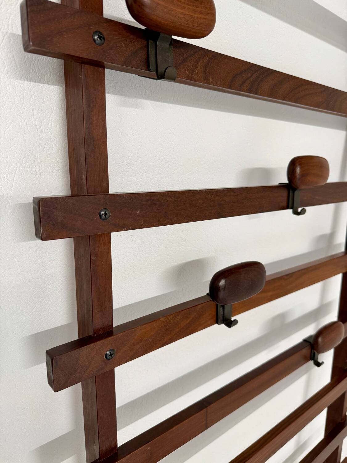 Antique Italian design wall coat rack Ezhio Longhi / Elam vintage teak