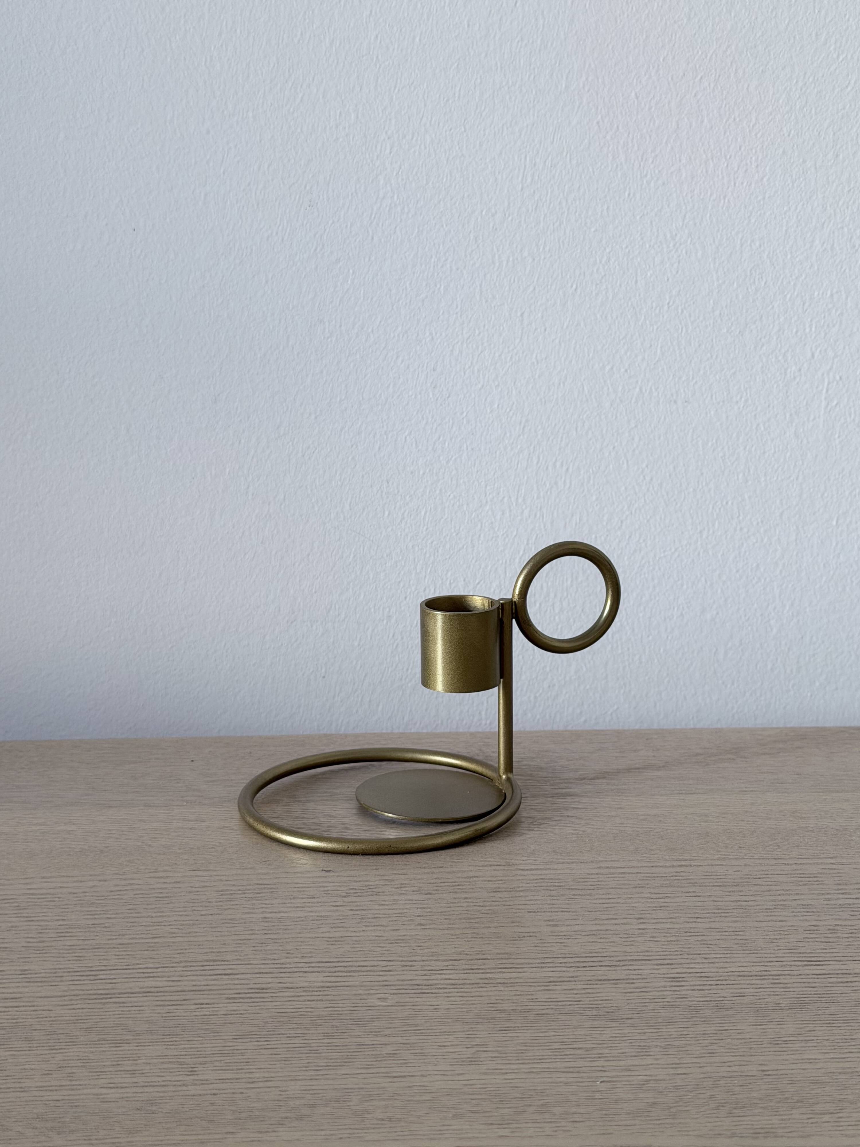 Bougeoir design en métal doré mat
