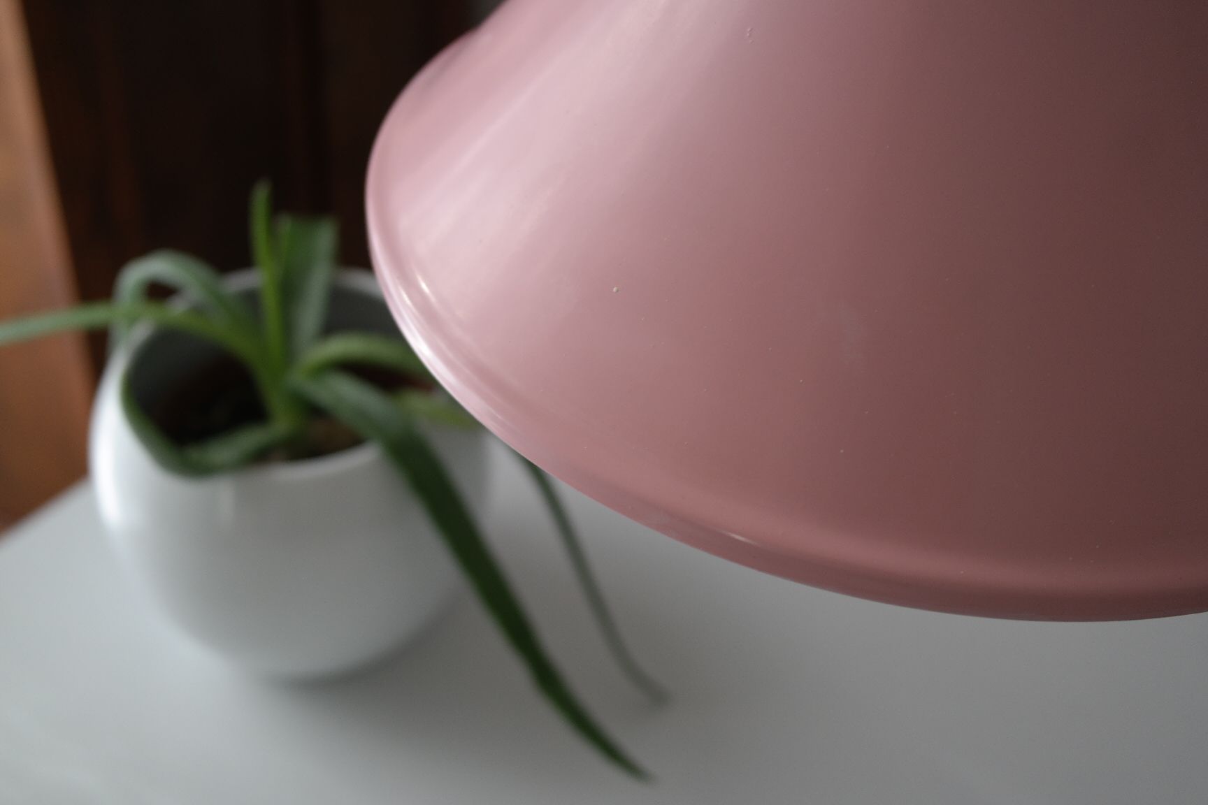 Suspension tôle emaillée rose vintage