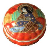 Bonbonniere ou boite a bijoux porcelaine satsuma decor geisha