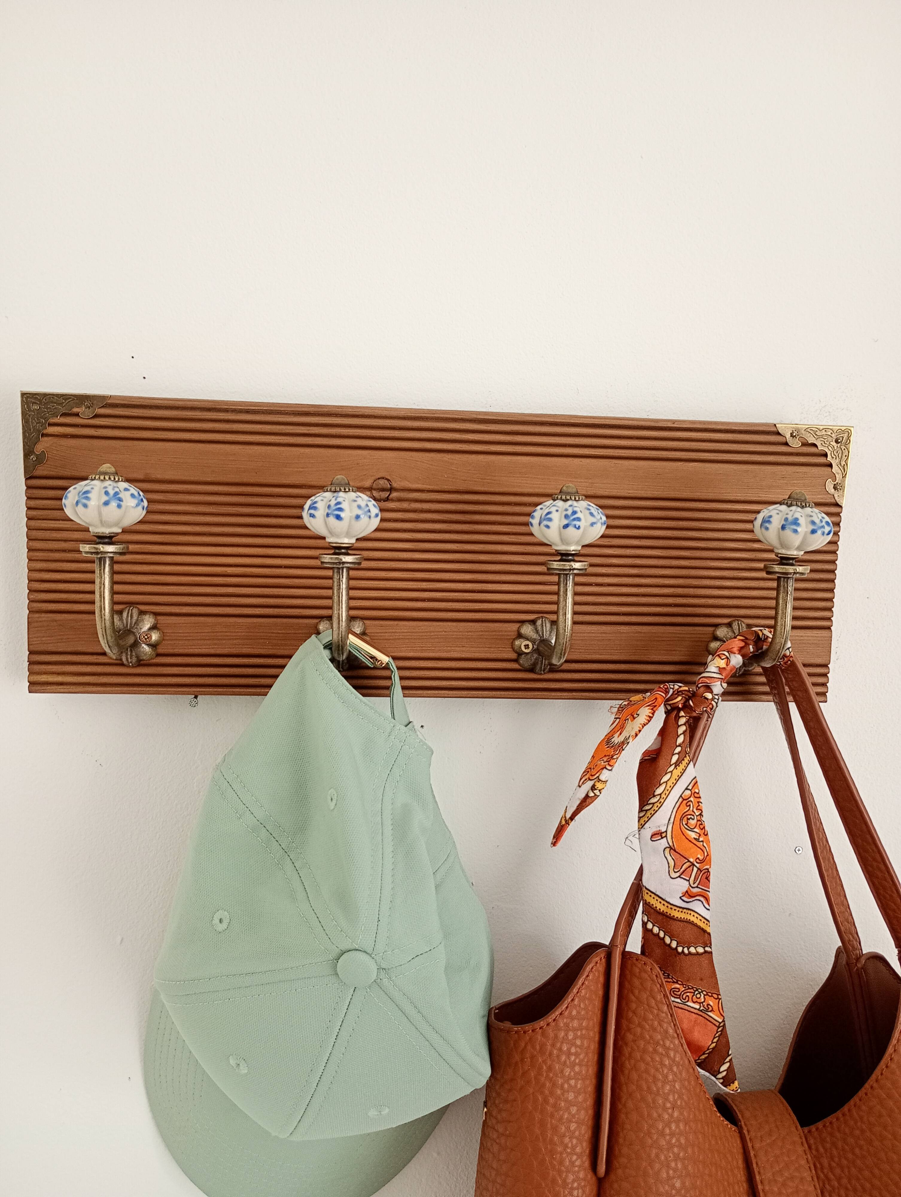 Wall-mounted coat rack with 4 ceramic hooks in blue and white, vintage style.