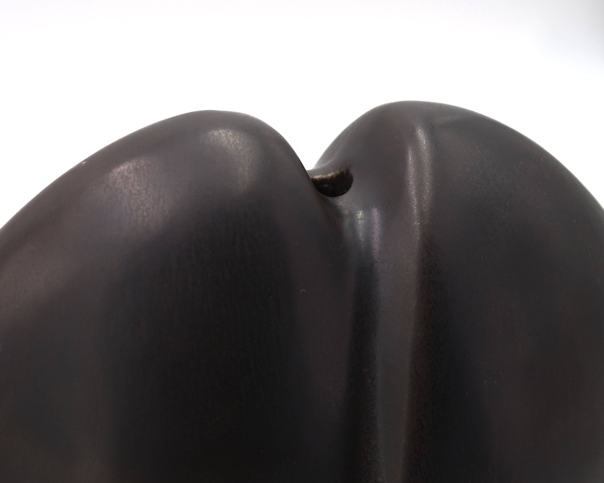 Vase noir en porcelaine de Jacqueline et Tim Orr, années 70