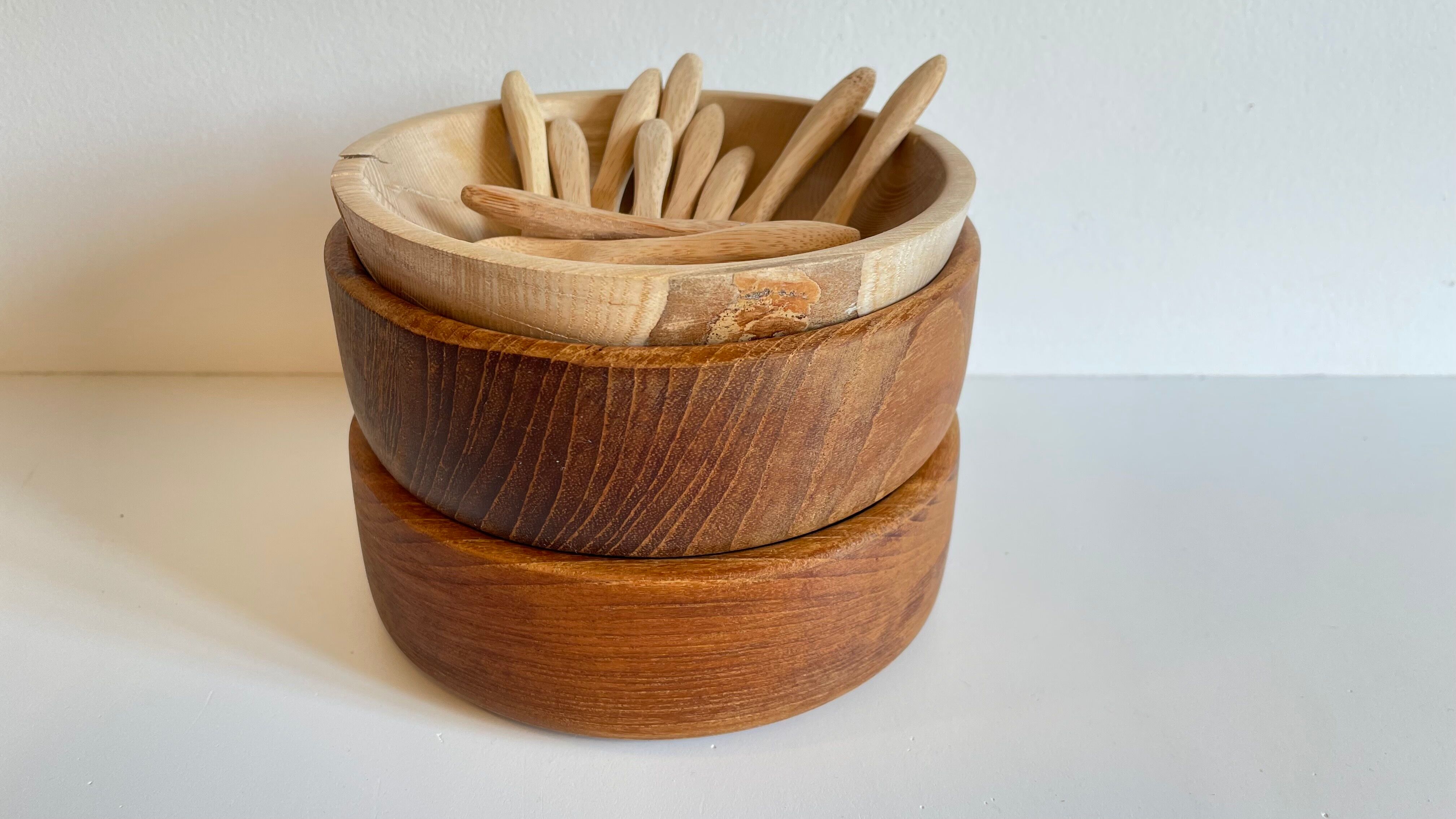 3 wooden bowls and 12 mini cutlery at apéro