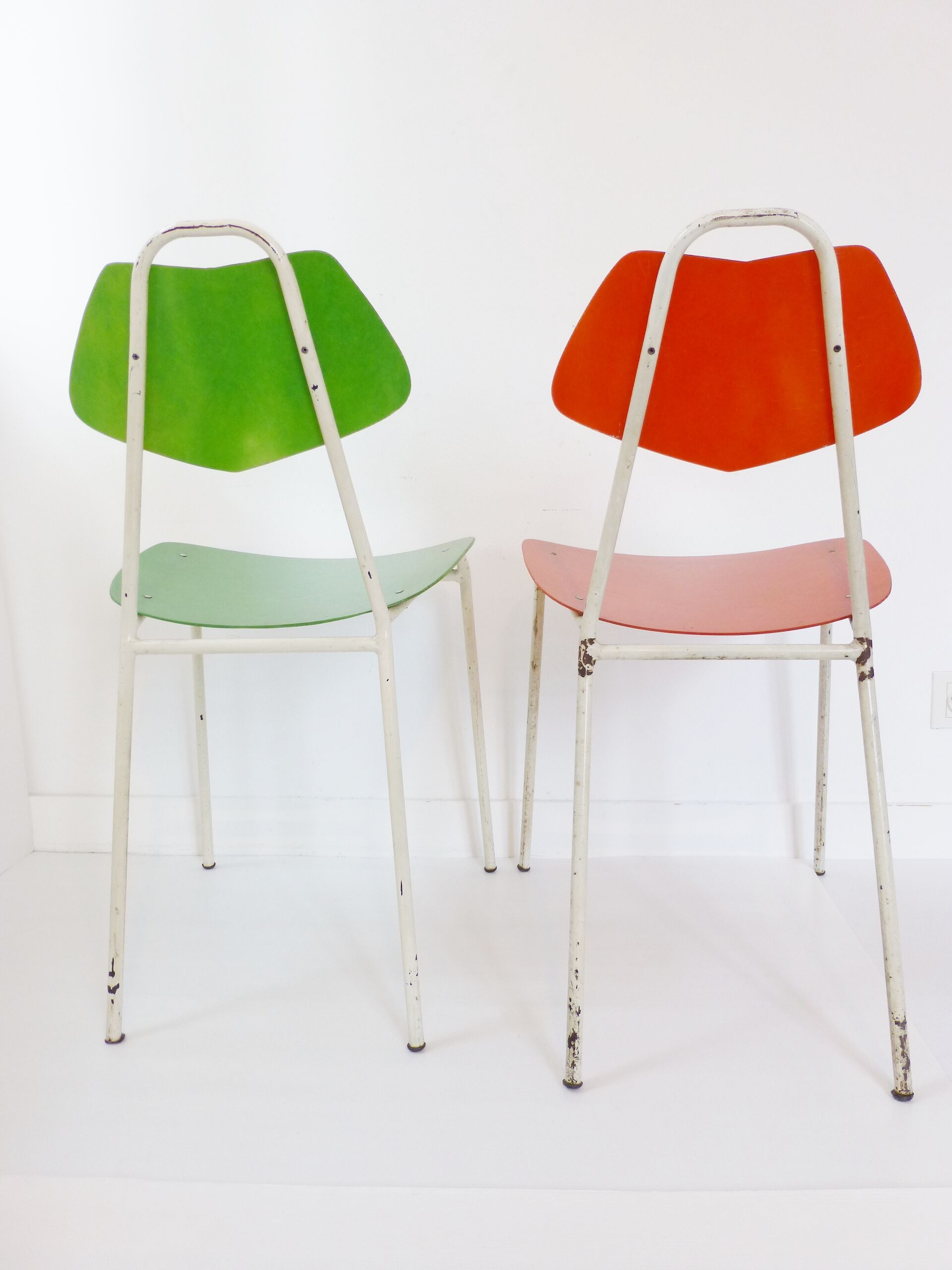 Pair of fiberglass and metal 1950 vintage chairs: french work of the 1950s