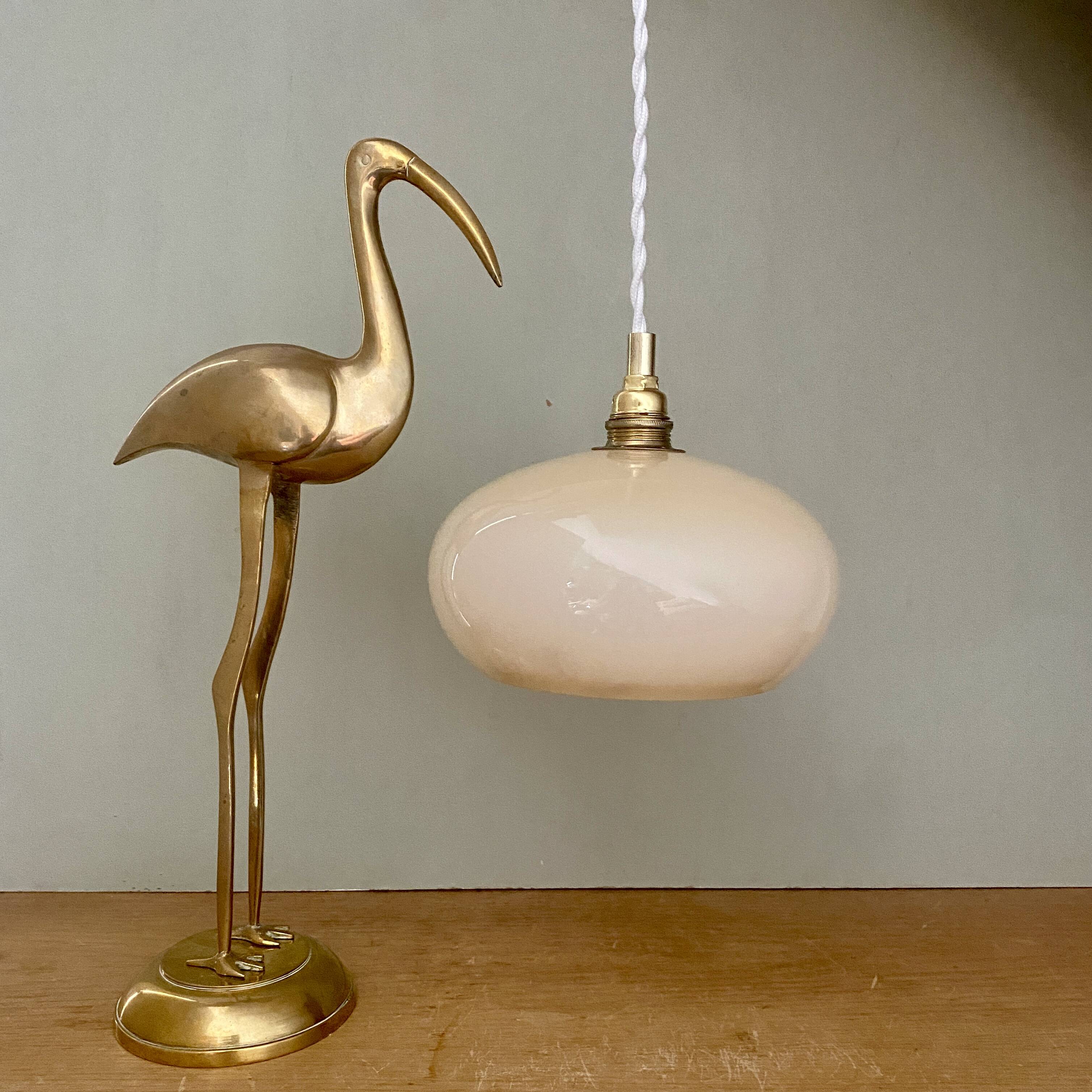 Suspension abat-jour vintage en opaline jaune pâle