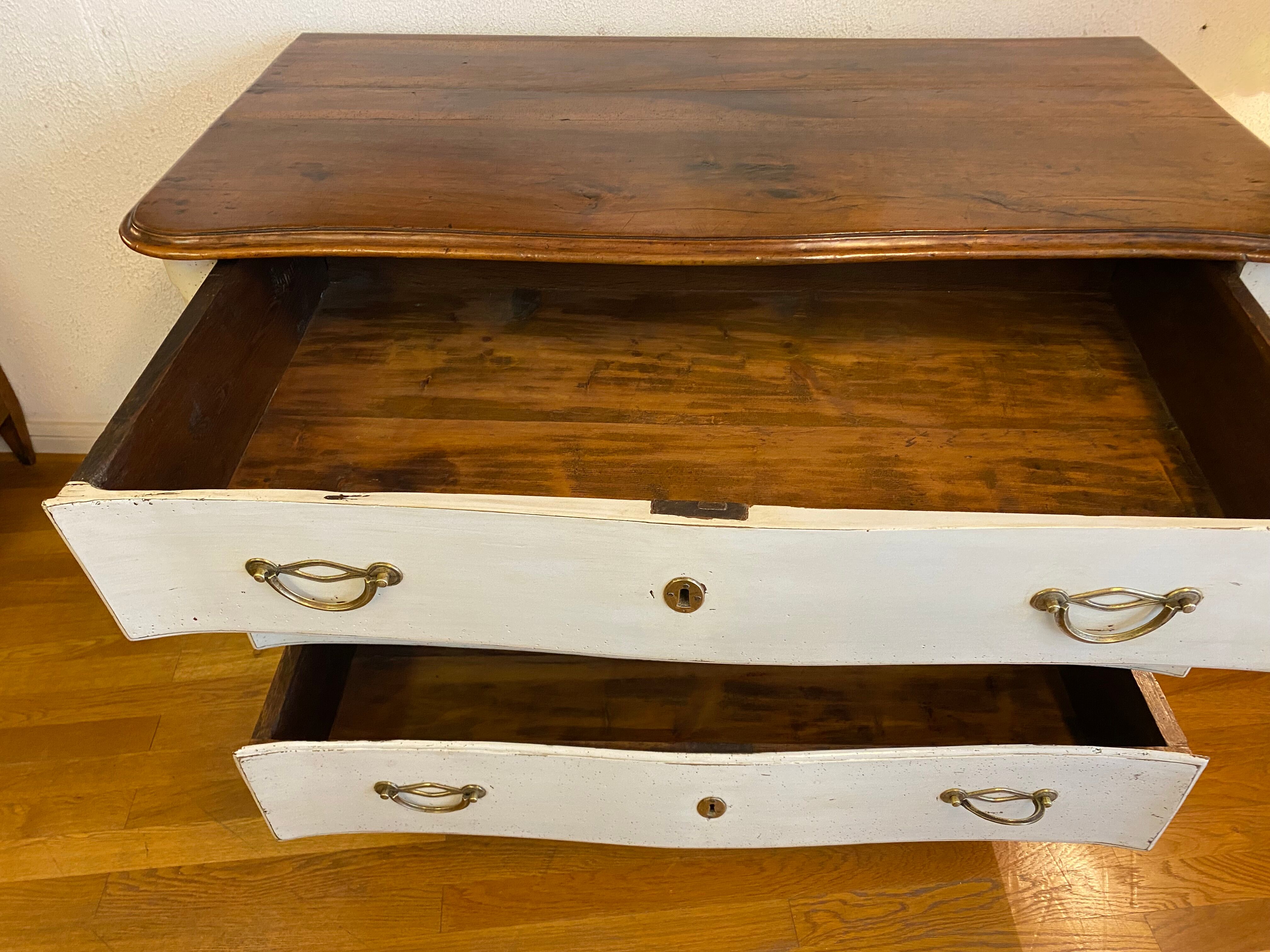 Chest of drawers from the regency period patinated light gray. Perfect condition.