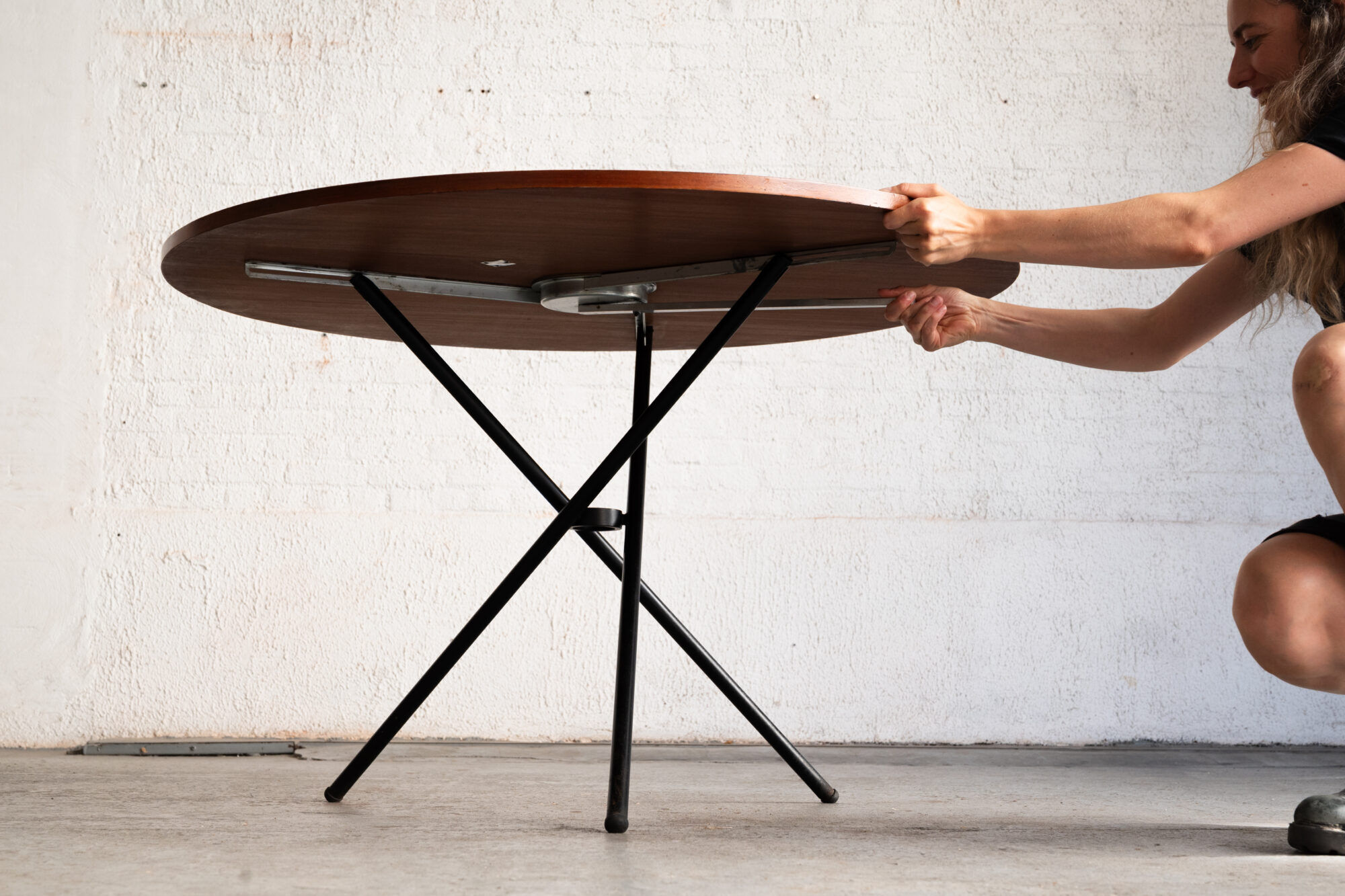 Table ronde élévatrice par Jürg Bally