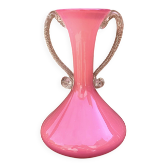 Ancien vase en opaline rose à anses torsadées