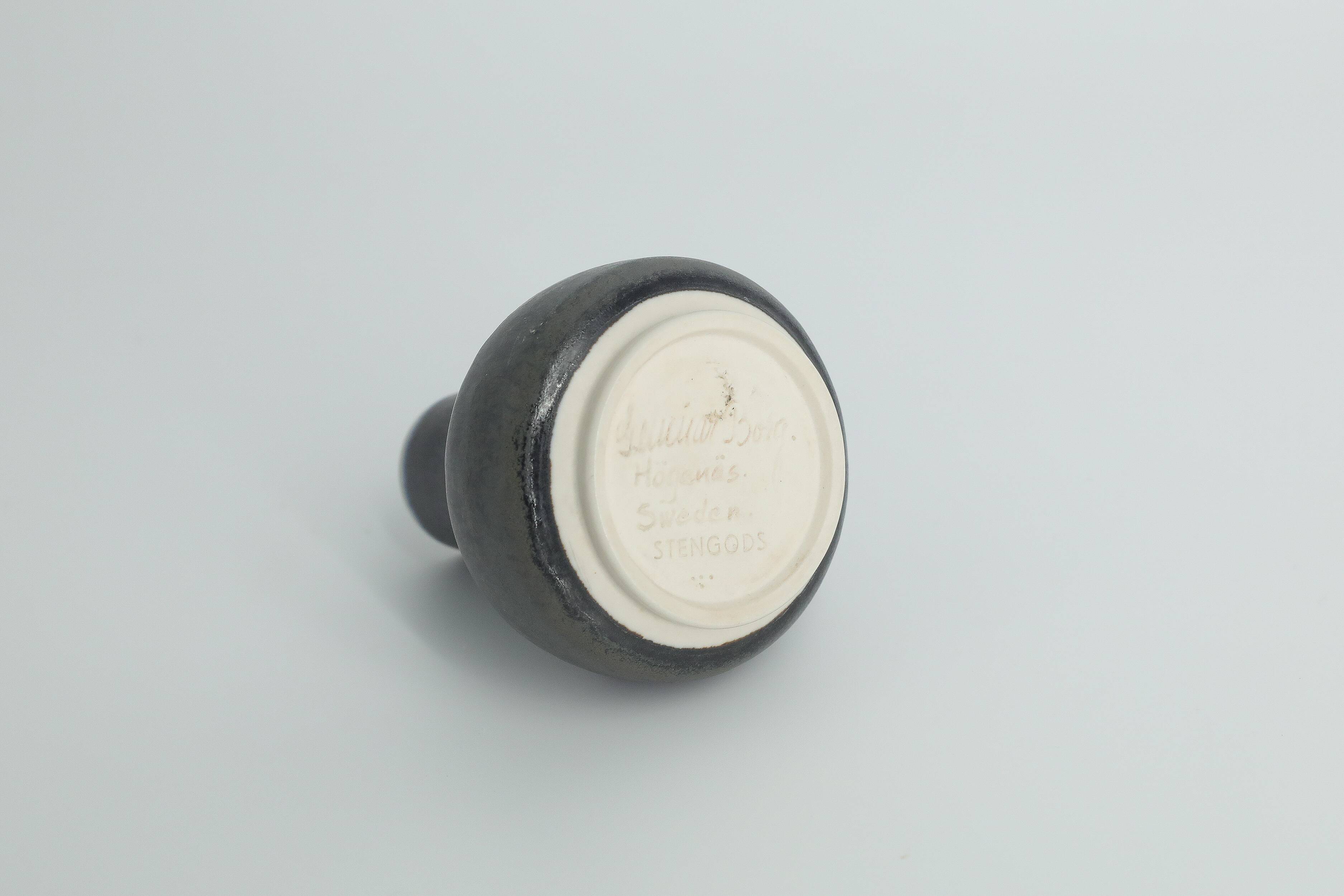 Scandinavian collector's vase in anthracite stoneware by Gunnar Borg for Höganäs.