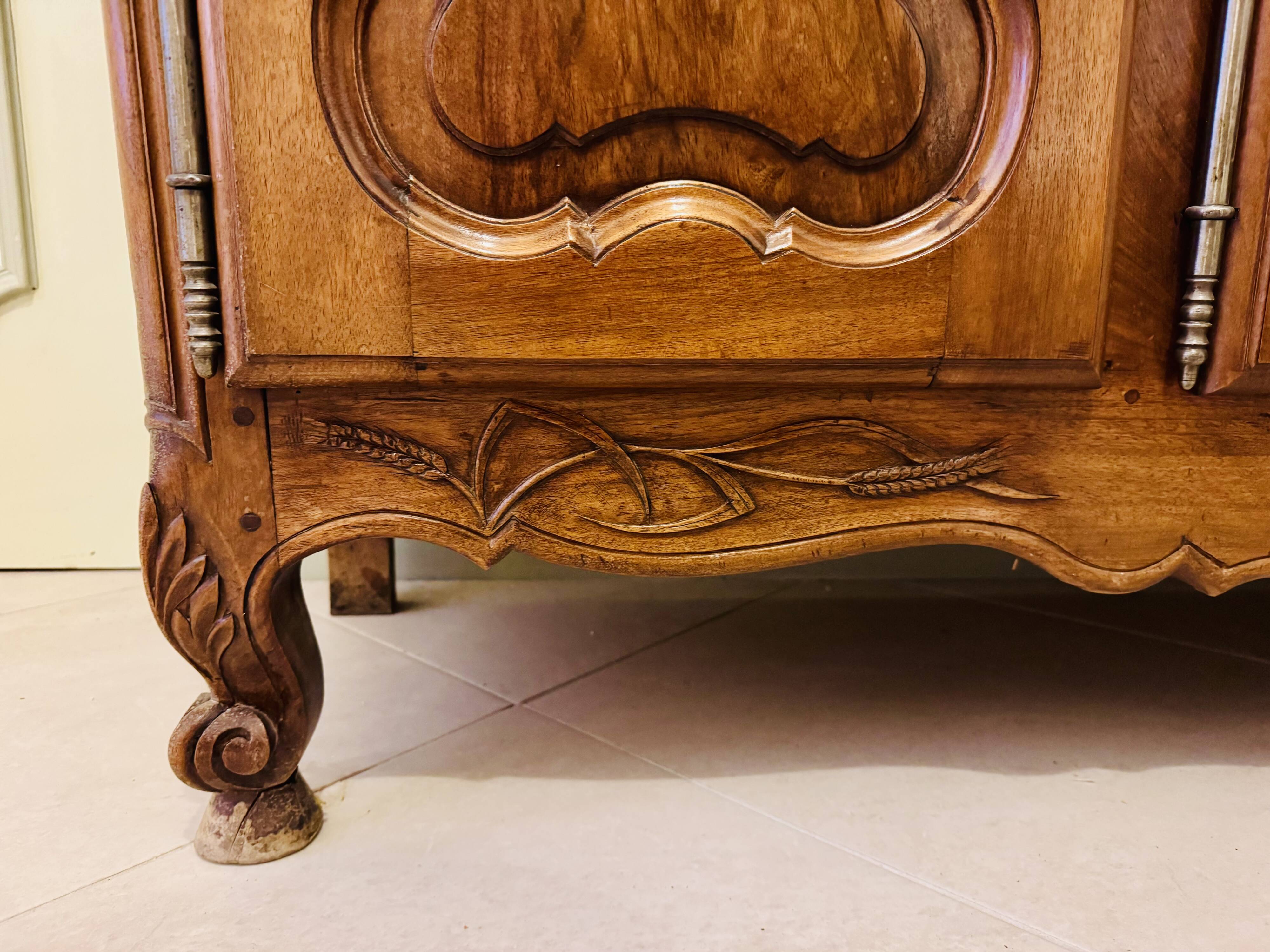 Magnificent two-body sideboard in carved walnut, Louis XV style.