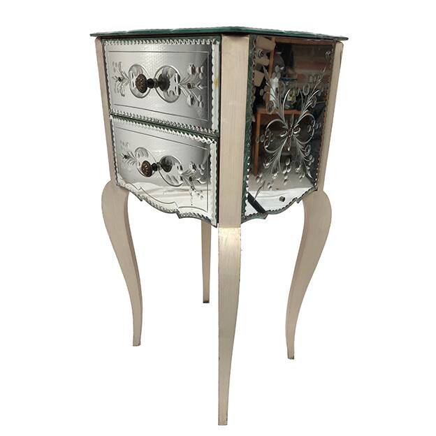 Table de chevet bois laqué, plaqué de miroirs biseautés à décor de feuilles et de fleurs