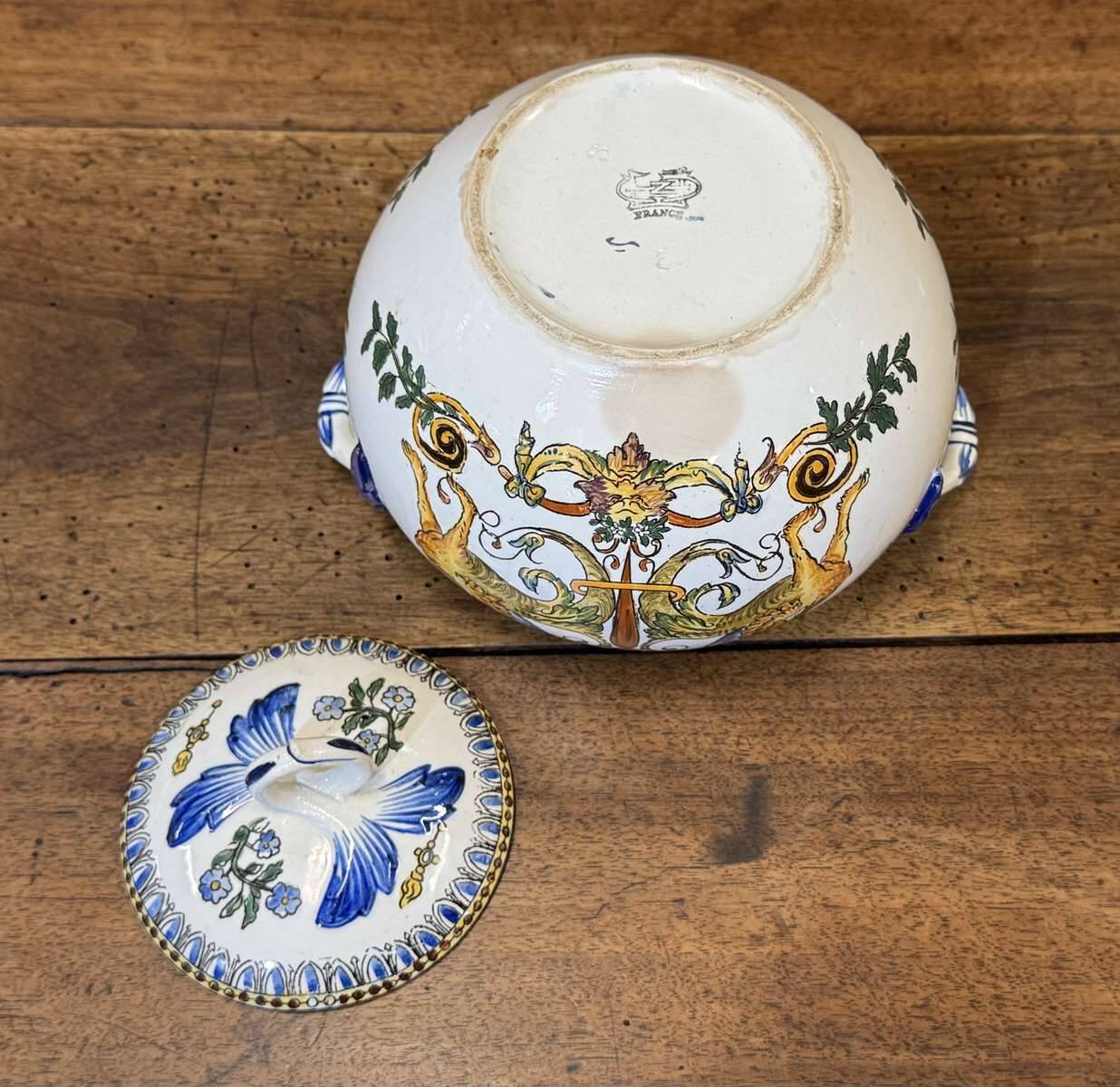 Tea and coffee service in Gien earthenware from the late 19th century with Renaissance decoration.