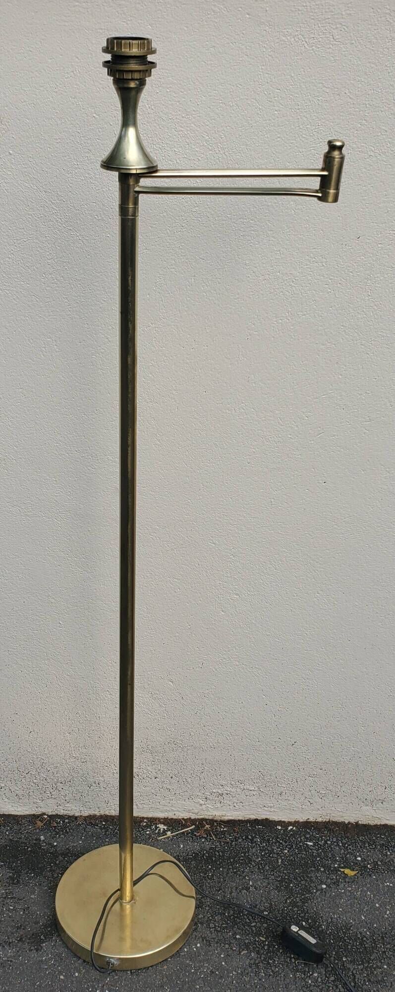 lampadaire en laiton avec bras articulé liseuse  1970 et son abbajour rouge