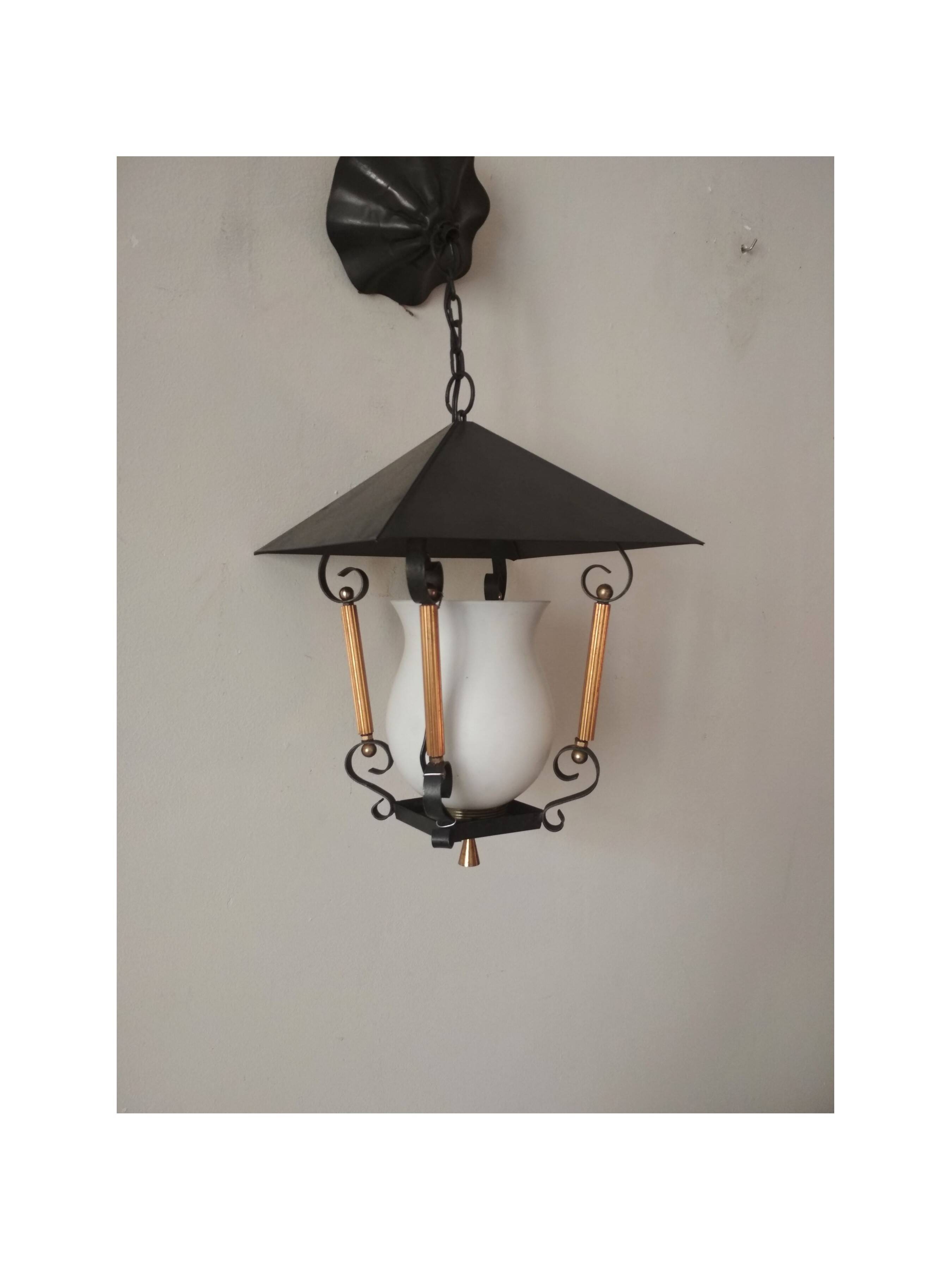 suspension lanterne noire et doré avec opaline blanche