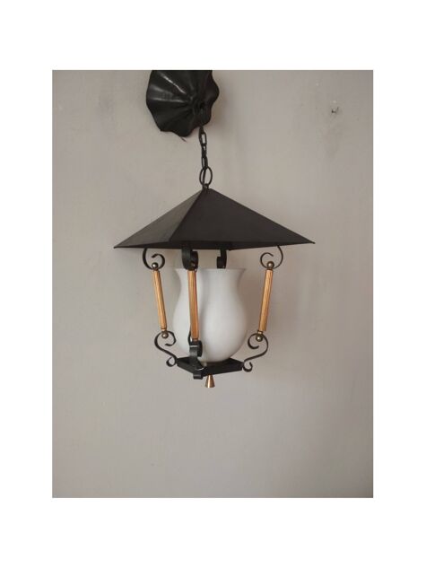 suspension lanterne noire et doré avec opaline blanche