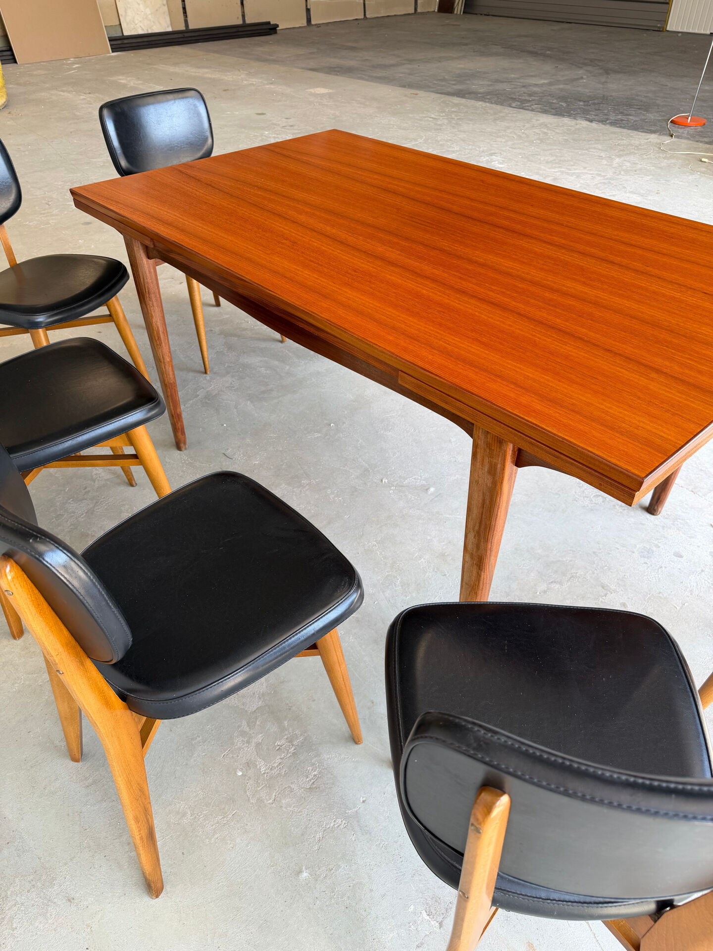 Rectangular extendable table in Scandinavian design made of solid teak.